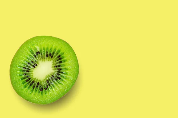 Felie Fundal Verde Crud Fructe Kiwi Spațiu Copiere — Fotografie, imagine de stoc