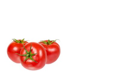 Beyaz arka plan üzerinde kopya alanı şablonu izole yeşil yaprak taze tüm çiğ kırmızı domates.