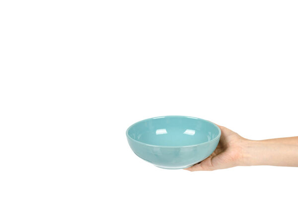 Синяя пустая керамическая чаша с рукой изолированы на белом фоне, скопировать шаблон пространства
.