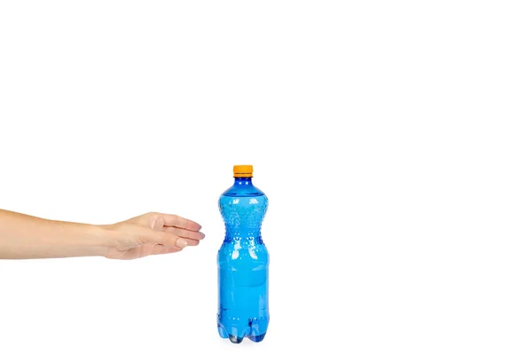 コピー スペース テンプレート手と 白い背景で隔離のオレンジ キャップと青のプラスチック水ボトル — ストック写真