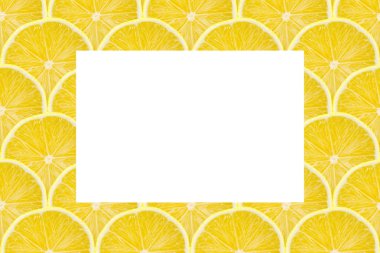Dilim limon meyve desen arka plan, düz sarı sulu kopya alanı ile yatıyordu.
