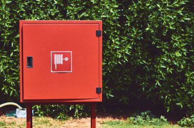 yeşil çimenlerin üzerinde monte edilmiş kırmızı sokak hidrant.