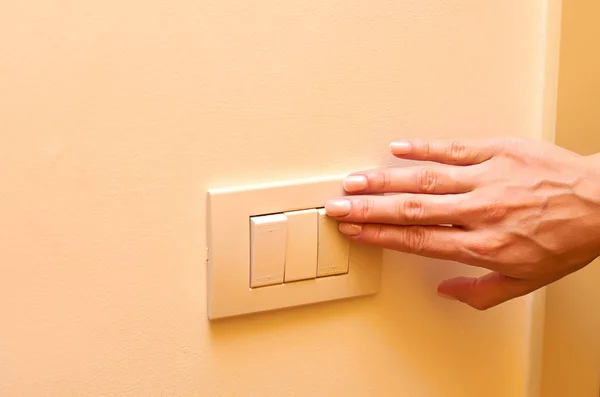 Interruptor Luz Branca Com Mão Parede Sala — Fotografia de Stock