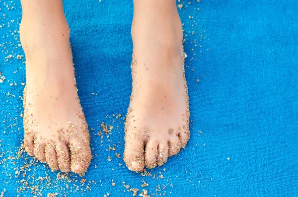 Tekstura Tkanina Niebieski Miękkim Ręcznikiem Piasku Dzieci Noga Zdjęcie Makro — Zdjęcie stockowe