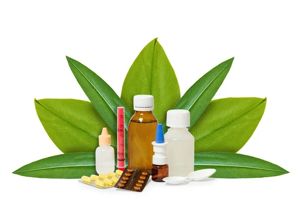 Flasche Mit Medikamenten Tabletten Auf Dem Hintergrund Grüner Blätter Isoliert — Stockfoto