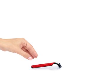 Kırmızı tek kullanımlık ustura beyaz zemin üzerine izole el ile tıraş kopyalama alanı şablonu