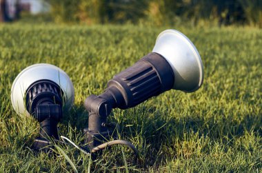 yapay ışık yeşil çimenlerin üzerinde monte.