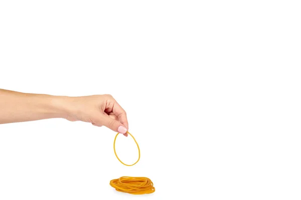 Gelbe Gummibänder Nahaufnahme Mit Isolierter Hand Auf Weißem Hintergrund Kopiervorlage — Stockfoto
