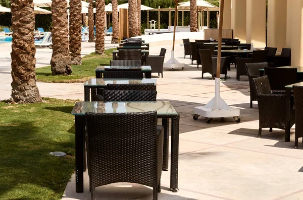 karanlık sandalye ve masa bir kafede açık bir platform üzerinde.