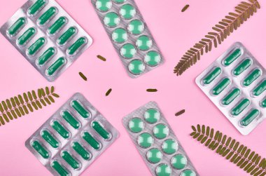 Tıp arka plan - eczane. İlaç hapları pembe zemin üzerinde. Düz yatıyordu görüntü.