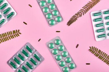 Tıp arka plan - eczane. İlaç hapları pembe zemin üzerinde. Düz yatıyordu görüntü.