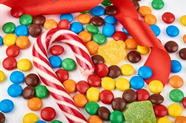 Soyut desen arka plan üzerinde yuvarlak renkli şeker ile. Renkli tatlılar üstten görünüm. Düz yatıyordu görüntü.