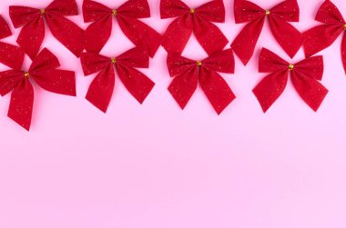 Yeni yıl kompozisyon kırmızı şeritler. Noel kavramı arka plan. Festival natürmort düz yatıyordu, en iyi görünümü.