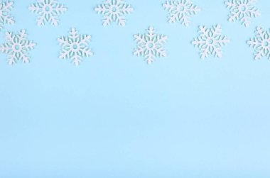 Kar taneleri ile yeni yıl kompozisyon. Noel kavramı arka plan. Festival natürmort düz yatıyordu, en iyi görünümü.