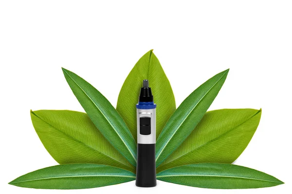 Elektrischer Nasentrimmer Auf Dem Hintergrund Grüner Blätter Isoliert Auf Weiß — Stockfoto