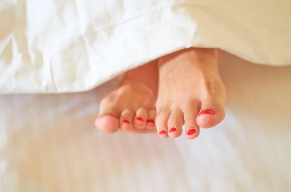 Nogi Dziewczyny Leżą Łóżku Białej Kartce Odpoczynku Relaksu — Zdjęcie stockowe