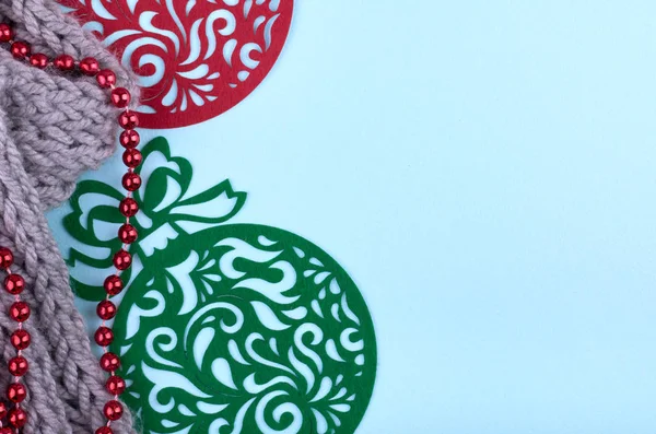 Composición Año Nuevo Con Bufanda Lana Cuentas Juguetes Decoración Árboles — Foto de Stock