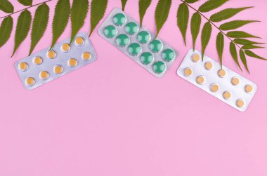 Tıp kompozisyon. Eczane konsepti arka plan. Düz yatıyordu, en iyi görünümü sağlık ve şenlikli natürmort.