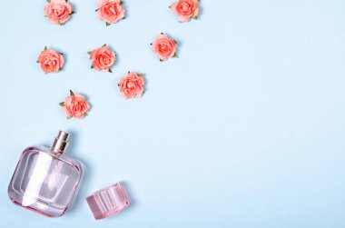 Parfüm şişesi ve çiçek tasarım, dekorasyon Sevgililer günü arka plan kavramı posta kartı için tablo üstten görünüm görüntüsü kadar sahte için düz yatıyordu düzenleme