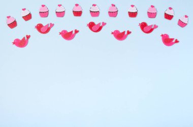 Tasarım, dekorasyon Sevgililer günü arka plan kavramı posta kartı için tablo üstten görünüm görüntüsü kadar sahte için cupcakes ve kuşların düz yatıyordu düzenleme