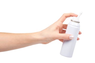 Beyaz burun yıkama püskürtülen ilaç şişe elle, deniz suyu terapisi. Beyaz arka plan üzerinde izole