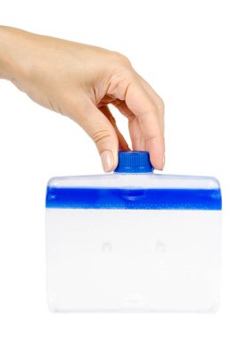 Bulaşık makinesi temizlik için el ile mavi sıvı deterjan. Beyaz arka plan üzerinde izole