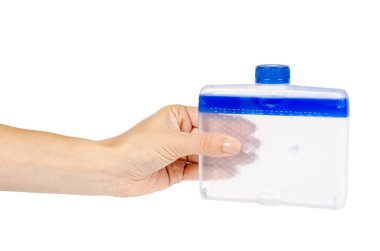 Bulaşık makinesi temizlik için el ile mavi sıvı deterjan. Beyaz arka plan üzerinde izole