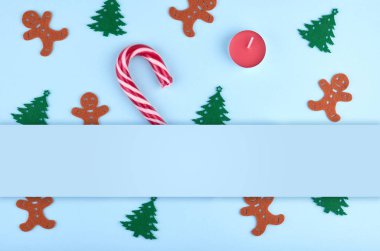 Çizgili şeker, çam ağacı, mum ve zencefilli kurabiye adam ile yeni yıl kompozisyon. Noel kavramı arka plan. Festival natürmort, kopya alanı şablonu düz yatıyordu, en iyi görünümü