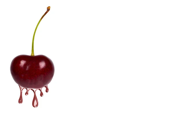 Raw Cherry Red Sokiem Spada Niej Izolowana Białym Tle Kopiowanie — Zdjęcie stockowe