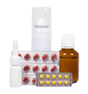 Tıp, nazal sprey şişeyle. Antipiretik şurubu ve hapları. Soğuk tedavi için ilaç. Beyaz arka plan üzerinde izole