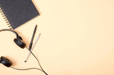 Ev ofis çalışma bloglama mockup defter ve kulaklık ile için. Düz yatıyordu mockup