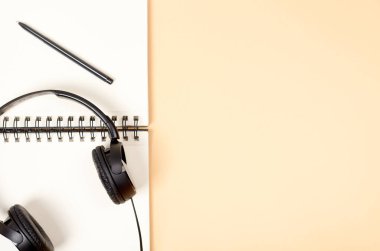 Ev ofis çalışma bloglama mockup defter ve kulaklık ile için. Düz yatıyordu mockup