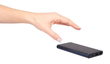 Mobil cihazlar, harici pil şarj etmek için koyu mavi güç banka eliyle. Beyaz arka plan üzerinde izole