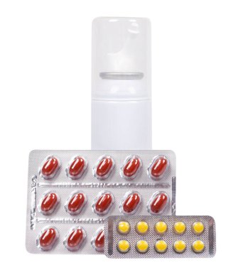 Tıp, nazal sprey şişeyle. Antipiretik şurubu ve hapları. Soğuk tedavi için ilaç. Beyaz arka plan üzerinde izole