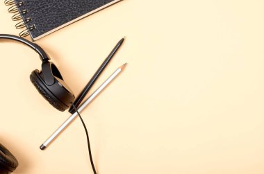 Ev ofis çalışma bloglama mockup defter ve kulaklık ile için. Düz yatıyordu mockup