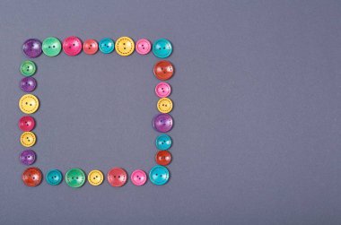 Dikiş düğmeleri kompozisyon. İğne işi kavramı arka plan. Düz lay ve üst fotoğrafı görmek