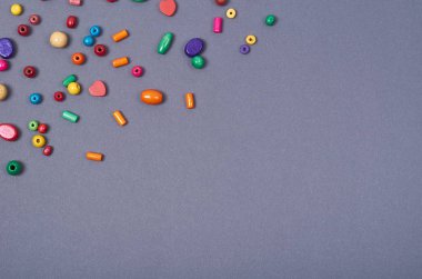 Ahşap renk boncuk kompozisyon. İğne işi kavramı arka plan. Düz lay ve üst fotoğrafı görmek