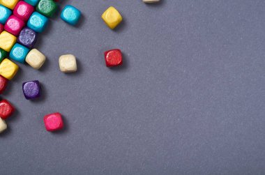 Ahşap renk boncuk kompozisyon. İğne işi kavramı arka plan. Düz lay ve üst fotoğrafı görmek