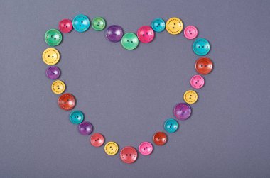 Dikiş düğmeleri kompozisyon. İğne işi kavramı arka plan. Düz yatıyordu