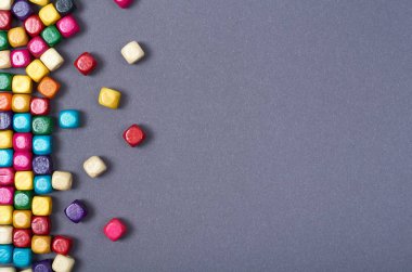 Ahşap renk boncuk kompozisyon. İğne işi kavramı arka plan. Düz yatıyordu