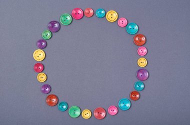 Dikiş düğmeleri kompozisyon. İğne işi kavramı arka plan. Düz yatıyordu