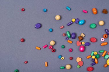 Ahşap renk boncuk kompozisyon. İğne işi kavramı arka plan. Düz yatıyordu