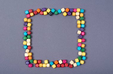 Ahşap renk boncuk kompozisyon. İğne işi kavramı arka plan. Düz yatıyordu