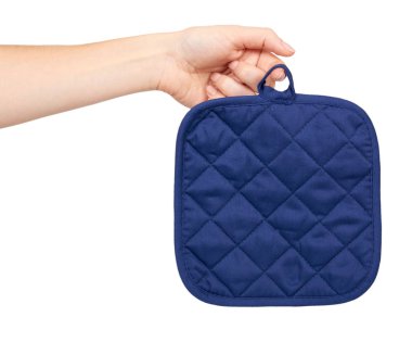 El ile mavi mutfak eldiveni, ısı koruma ve güvenlik.