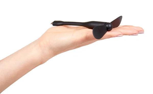 Hand mit schwarzem Kunststoff-USB-Ventilator für mobile Geräte oder Powerbank. — Stockfoto
