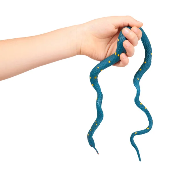 Mano de los niños con juguete falso serpiente, animal de goma para el juego . — Foto de Stock