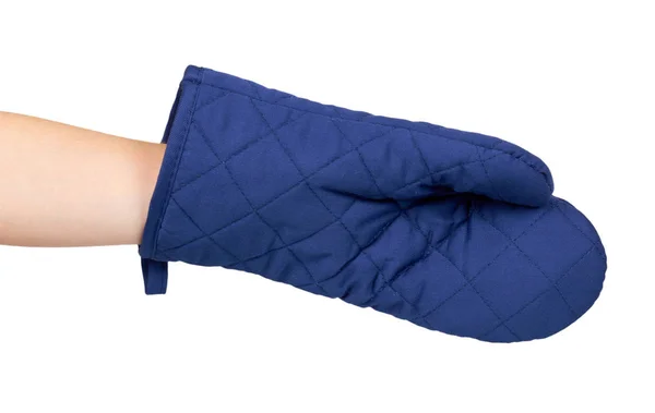 Mano con guante de cocina azul, protección térmica y seguridad . —  Fotos de Stock