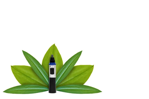 Elektrischer Nasentrimmer auf dem Hintergrund grüner Blätter. isoliert auf weiß. Konzept der natürlichen Herkunft — Stockfoto