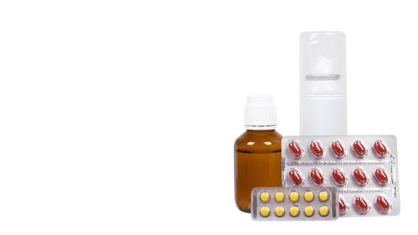 Flacone con medicinale, spray nasale. Sciroppo antipiretico e pillole. Farmaco per il trattamento a freddo — Foto Stock
