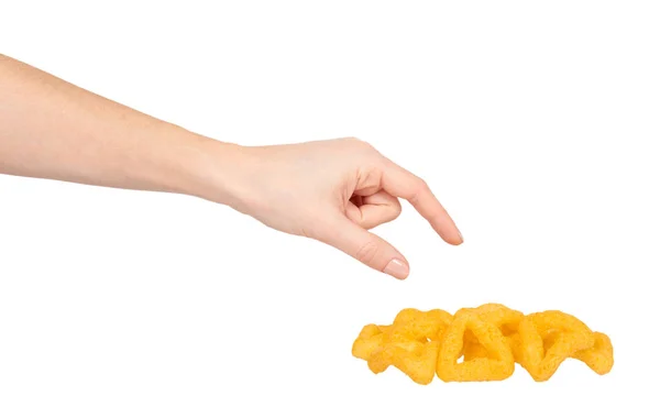 Mano con palitos de queso, bocadillo de maíz crujiente, comida poco saludable . — Foto de Stock